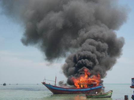2 Nelayan Meranti Ditetapkan Tersangka,  Pelaku Pembakaran Kapal Masih Buron